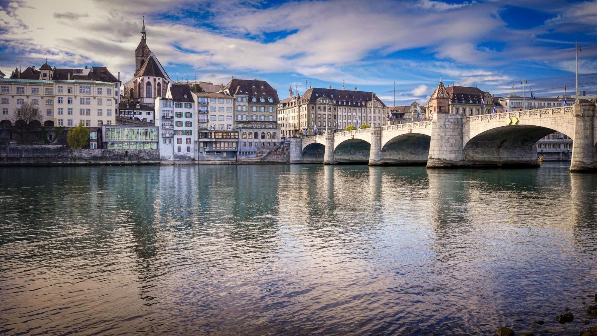 City Center Rooftop Balcony-Studio At Town Hall Basel Bagian luar foto